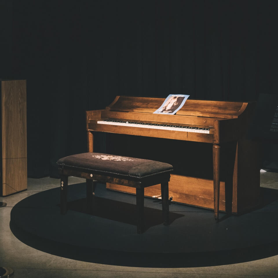 Profesora tocando el piano