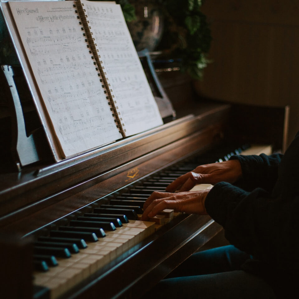 Partituras y piano